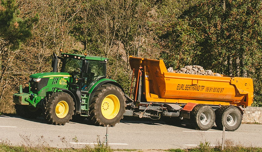 band met zware belasting op de weg